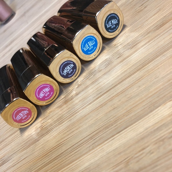 GlōGirl Cosmetics Netflix 5pc lipstick collection - Picture 2 of 5